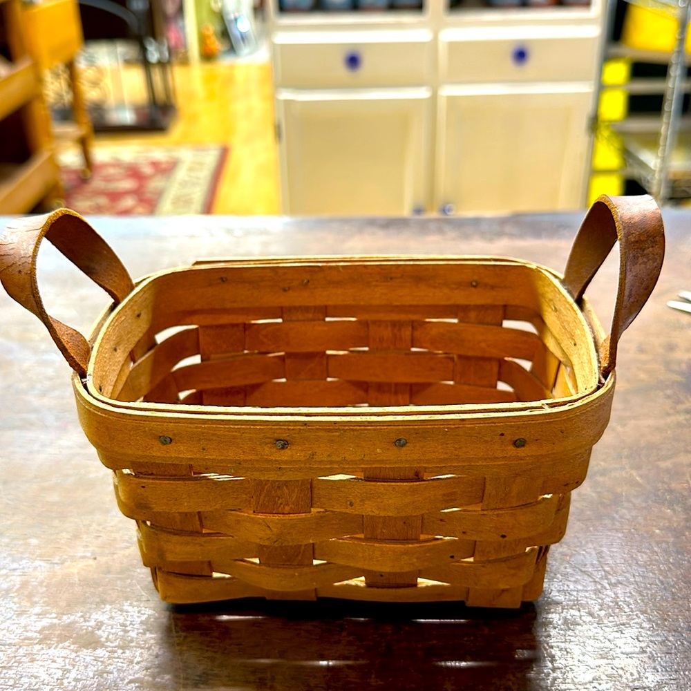 1987 Longaberger Basket with leather handles